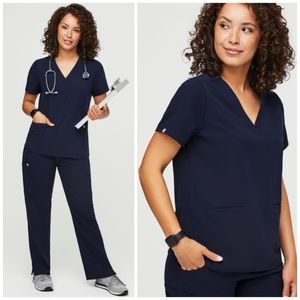 Figs Casma Three-Pocket Scrub Top navy color size M